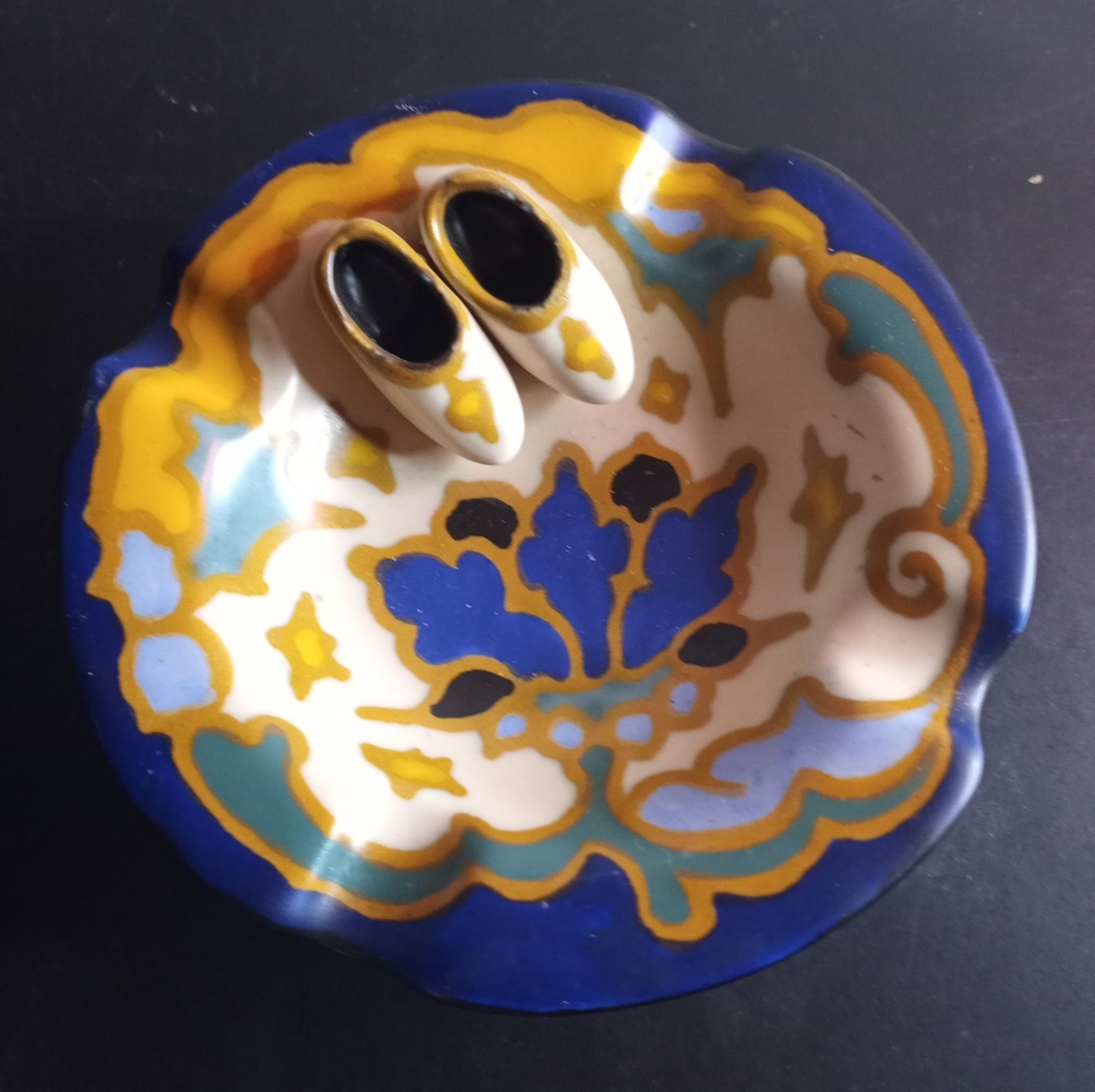 STUNNING Regina Majolica Holland 4" Ashtray.